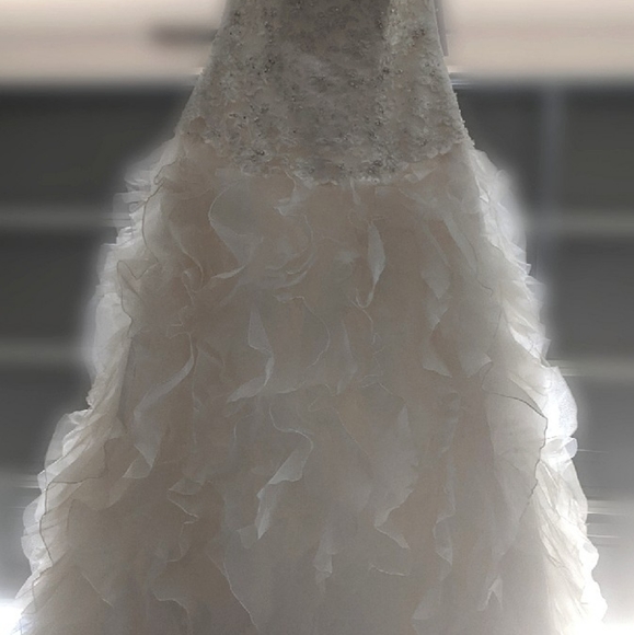 Ivory Wedding Dress- size 8 - Picture 2 of 8